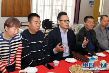 全非洲中國和平統(tǒng)一促進(jìn)會會長李新鑄(中)代表華人社區(qū)慰問康寧安老院?！∷畏綘N 攝