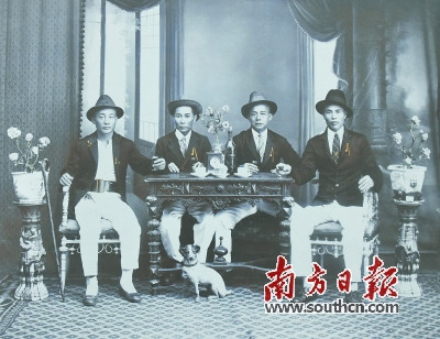 右二為其祖父謝逢記。受訪者供圖