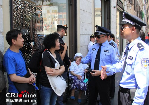 中方警員與旅意中國游客交流。
