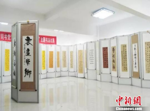 浙江常山書法特色村迎來(lái)“洋學(xué)生” 潑墨揮毫感受中國(guó)文化。常山宣傳部提供