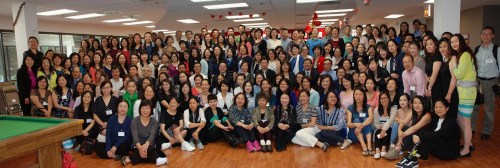  當(dāng)?shù)貢r間6月3日,美國中西部華文教育研討會在芝加哥舉行。出席會議的中國總領(lǐng)事洪磊、副總領(lǐng)事余鵬等與出席會議的代表們合影。（美國《芝加哥華語論壇》/張大衛(wèi) 攝）
