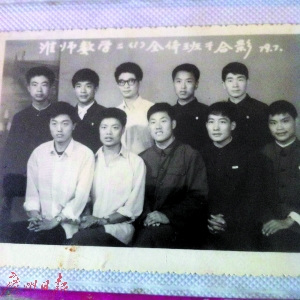 徐老師（后排右二）和同學(xué)的合影。