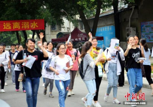 6月7日，學(xué)生們準(zhǔn)備參加高考。 朱柳融 攝