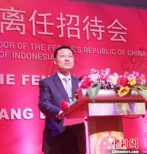 圖為謝鋒在招待會(huì)上致辭?！×钟纻?攝