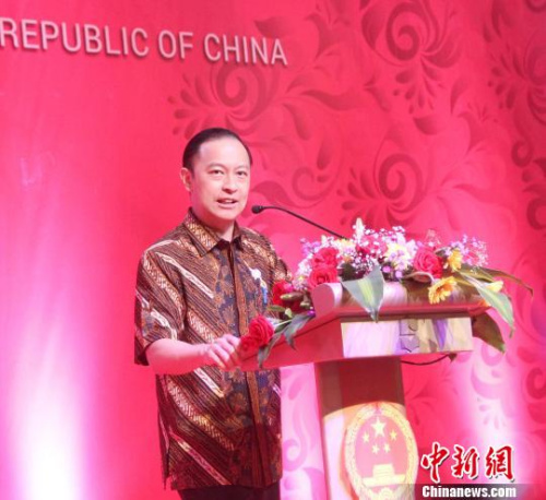 圖為印尼投資委員會(huì)主席托馬斯出席招待會(huì)并致辭?！×钟纻?攝