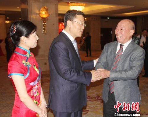 圖為謝鋒夫婦與印尼宗教與文化交流協(xié)會(huì)會(huì)長(zhǎng)麥培滿(右)親切交談。林永傳 攝