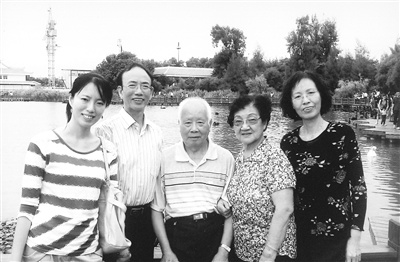 其樂融融的一家。
