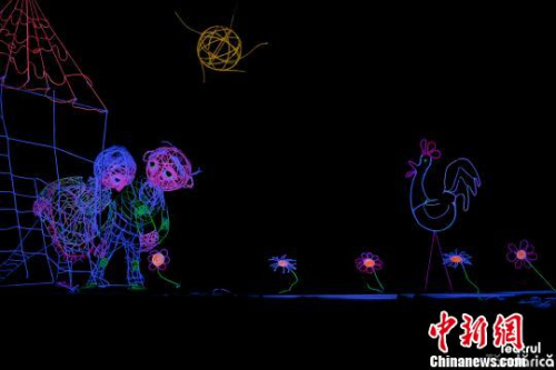 羅馬尼亞坦達利卡動畫劇院黑光劇《漁夫與金魚》劇照 中國兒童藝術劇院供圖