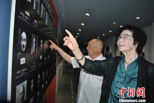 6月8日，遼寧各界在沈陽審判日本戰(zhàn)犯法庭舊址陳列館舉行紀(jì)念活動(dòng)。圖為當(dāng)年的親歷者們講述審判日本戰(zhàn)犯經(jīng)歷?！〈蘅?攝