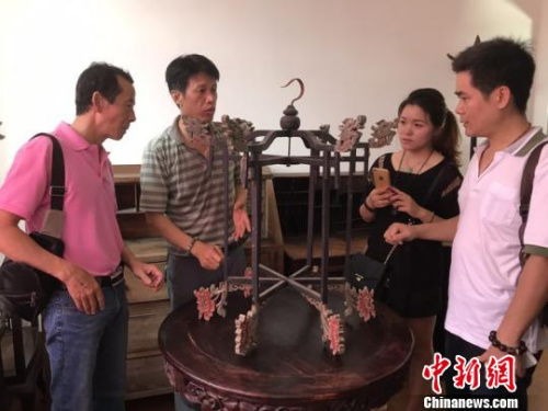 陳修俊介紹藏品?！∴嵥刹?攝