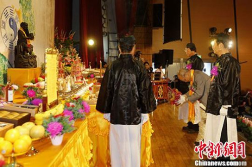 資料圖。圖為2016年在臺(tái)北舉行的祭祀典禮上，中國(guó)國(guó)民黨副主席林政則代表與會(huì)嘉賓與信眾向伏羲圣像行獻(xiàn)禮?！￡愋≡?攝