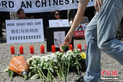 當?shù)貢r間6月5日下午，德國首都柏林約200名華人自發(fā)在柏林標志性建筑勃蘭登堡門前舉行集會，沉痛悼念不幸遇害的中國籍留學生李洋潔。<a target='_blank' >中新社</a>記者 彭大偉 攝