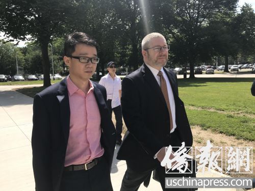 唐爽與新律師(僑報記者王伊琳攝)