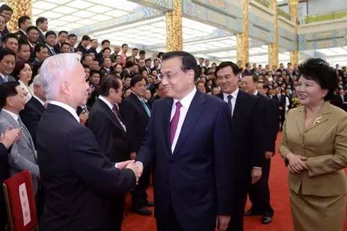李克強(qiáng)與與會代表親切握手。