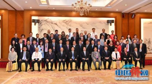 圖為與會(huì)人員合影留念。 任東 攝