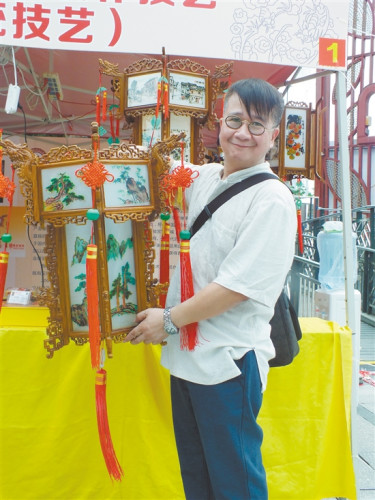 東藝宮燈省級(jí)非物質(zhì)文化遺產(chǎn)傳承人李仰東和他制作的宮燈。