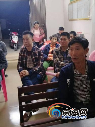 林紹明生前組織村兩委干部學(xué)習(xí)海南省第七次黨代會(huì)精神。