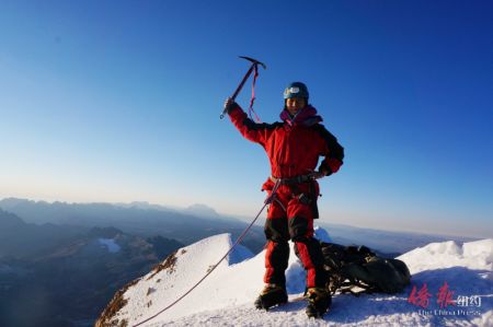 2014年夏天，于珈在南美玻利維亞攀登6千多米的雪山。（紐約《僑報(bào)》）