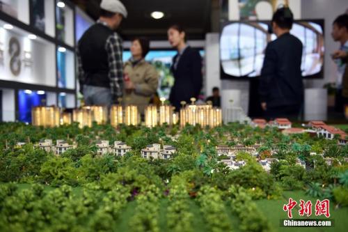資料圖：售樓人員向顧客介紹樓盤。 <a target='_blank'  >中新網(wǎng)</a>記者 金碩 攝