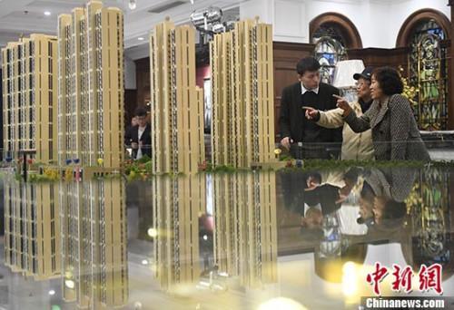 資料圖：置業(yè)顧問為民眾推薦商品房戶型。 <a target='_blank' >中新社</a>記者 韋亮 攝