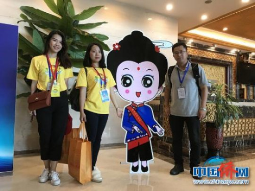 兩岸媽祖信眾與湄洲女人像立牌合影。邢國慢　攝