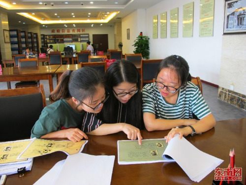 福建農(nóng)林大學(xué)學(xué)生結(jié)伴到省檔案館查檔。