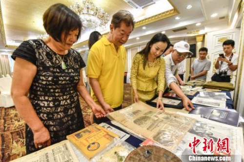 該批華僑史料包括《三藩市華僑商務(wù)表(1849至1949年)》、《中美周刊(1953年)》等 陳驥旻 攝