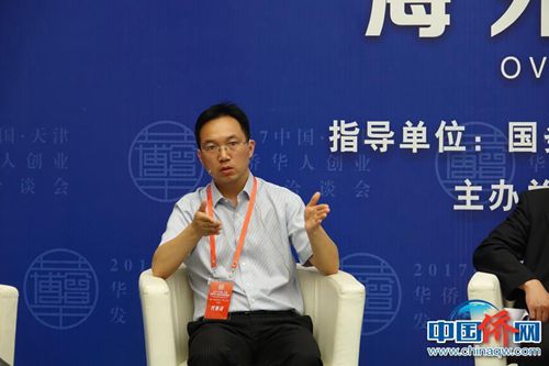 2017天津“華博會(huì)”舉辦海外華文媒體論壇，50多位海外華文媒體和國(guó)內(nèi)媒體代表論道“媒體融合”。圖為新華網(wǎng)副總編輯楊新華發(fā)言。冉文娟 攝