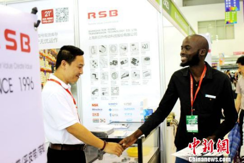 圖為海外客商與電機(jī)企業(yè)達(dá)成合作意向?！吻汕?攝