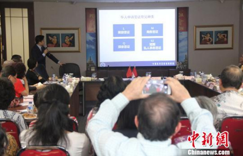 圖為華社代表認真了解中國簽證類型?！×钟纻?攝
