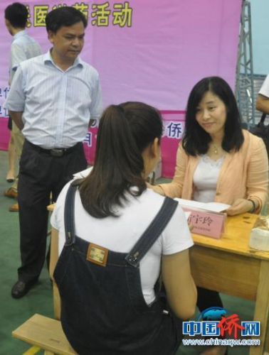 圖為廣西為僑服務(wù)法律顧問團律師提供咨詢服務(wù)。林浩　攝