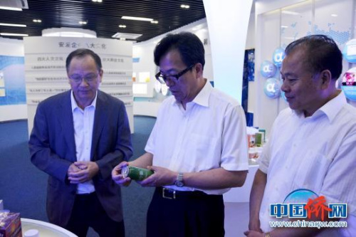 圖為中國僑聯(lián)副主席李卓彬考察僑資企業(yè)。葉茂　攝