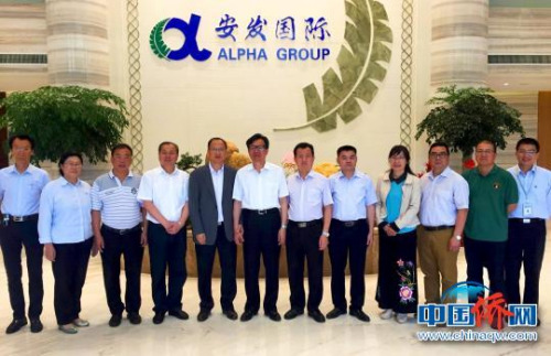 圖為現(xiàn)場合影留念。葉茂 攝