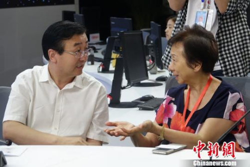 天津市僑辦副主任房靖彪和海外華文媒體代表交談?！∪轿木?攝