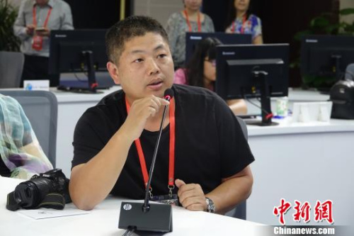海外華文媒體代表提問?！∪轿木?攝