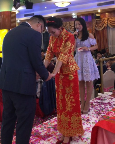 君君(右)最享受當(dāng)司儀主持婚禮的時(shí)刻。(美美花鋪／提供)