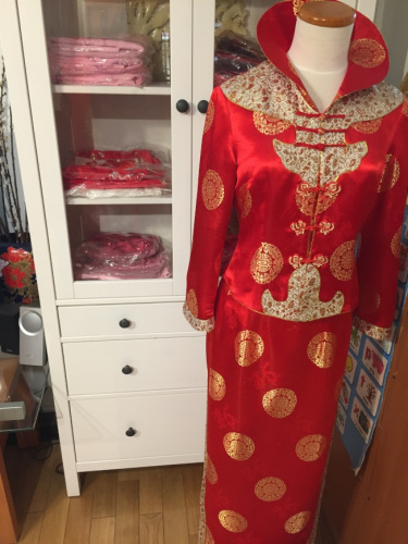 上海鴻翔名店內，翻領兩截式鳳仙裝，是婚禮敬茶環(huán)節(jié)新娘常穿服飾。(陸怡雯／攝影)