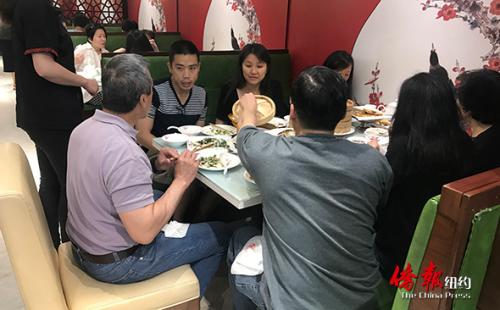 華人一大家子陪父親上飯店吃飯慶祝父親節(jié)，其樂(lè)融融。 （來(lái)源：美國(guó)《僑報(bào)》/王伊琳攝)