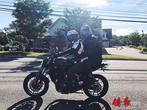 朱先生的兒子帶著朱先生坐摩托車(chē)兜風(fēng)。 （來(lái)源：美國(guó)《僑報(bào)》）
