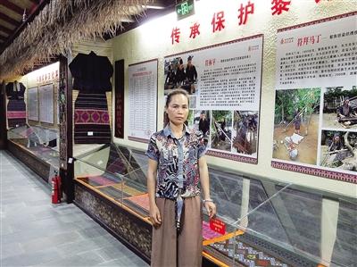 符林早在黎族傳統(tǒng)紡染織繡技藝傳承館。 羅安明 翻拍