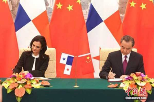 6月13日，中國外交部長王毅同巴拿馬共和國副總統(tǒng)兼外長德圣馬洛在北京舉行會談并簽署《中華人民共和國和巴拿馬共和國關于建立外交關系的聯(lián)合公報》
