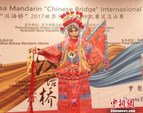 圖為大學(xué)生組一等獎得主、來自蘇北省亞洲國際友好學(xué)院的柳添貴表演京劇《穆桂英掛帥》?！×钟纻?攝