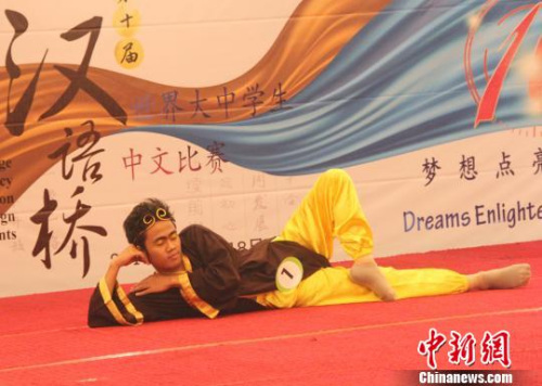 圖為大學(xué)生組一等獎得主、來自印尼八華學(xué)院的費文賓表演歌舞《孫悟空》。　林永傳 攝