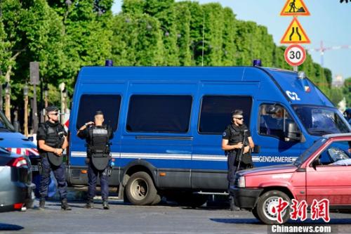 圖為警方封鎖香榭麗舍大道事發(fā)路段。龍劍武 攝