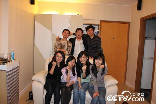 吳蘇與香港科技大學(xué)的同學(xué)們。一排右一的女孩現(xiàn)在是他的妻子。