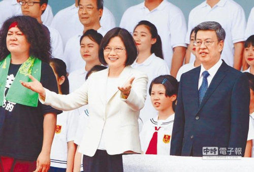 臺灣地區(qū)領(lǐng)導(dǎo)人蔡英文(中)。(圖片來源：臺灣《中時電子報》)