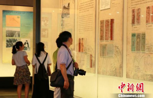 觀眾在參觀展覽?！±铥愊?攝
