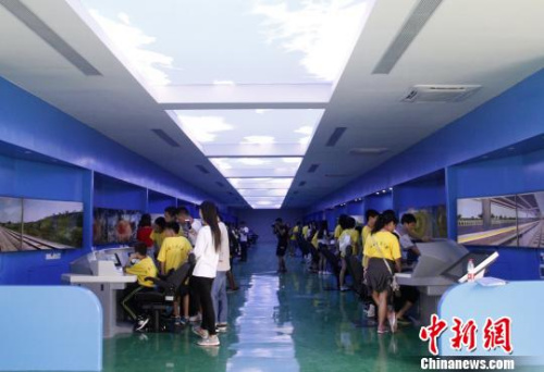 華裔青少年在模擬駕駛實訓室?！≈炝?攝