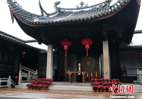 福州市曲藝團(tuán)著名評話演員、福州“評話三杰”之一黃仲梅的第三代傳人劉宜威聲情并茂地表演傳統(tǒng)評話《怒打韓通》?！∮浾邉⒖筛?攝