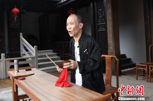 福州市曲藝團(tuán)著名評話演員、福州“評話三杰”之一黃仲梅的第三代傳人劉宜威聲情并茂地表演傳統(tǒng)評話《怒打韓通》，受到福州市民喜愛?！∮浾邉⒖筛?攝